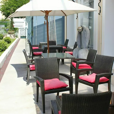 Szálloda Grand De Courtoisville - Piscine & Spa, The Originals Relais
