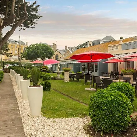 Grand De Courtoisville - Piscine & Spa, The Originals Relais ホテル サン・マロ