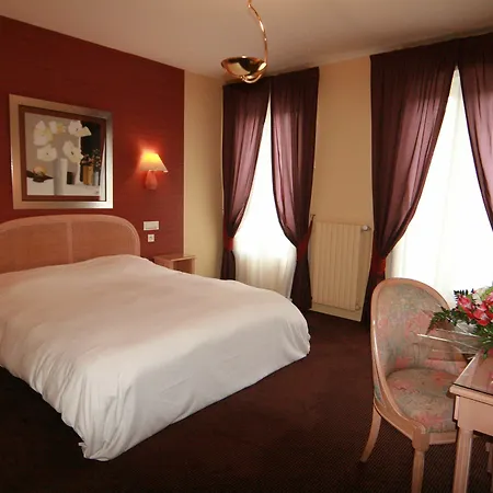 Grand De Courtoisville - Piscine & Spa, The Originals Relais ホテル